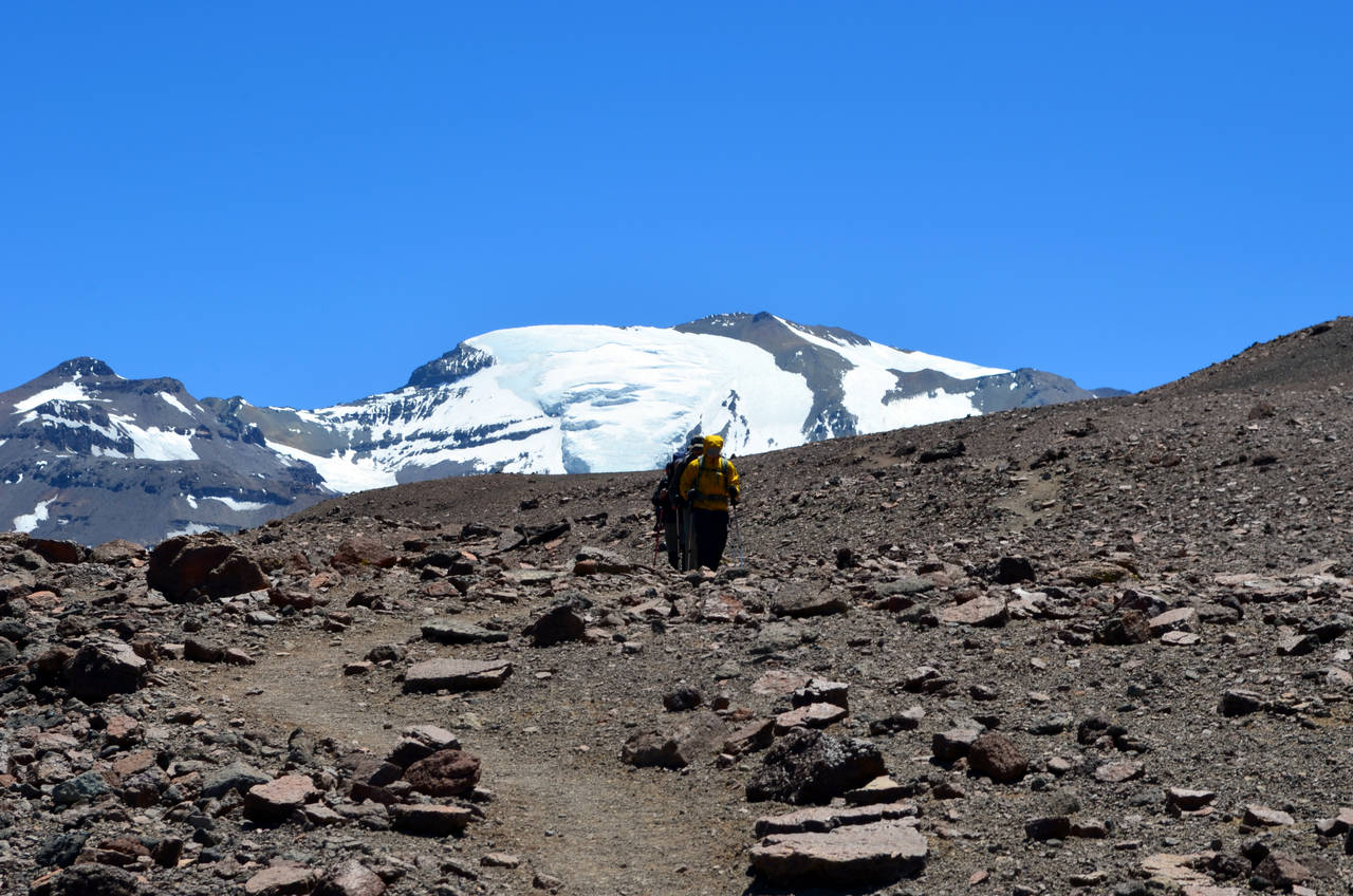 The path at 13.000 ft with Plomo Mount and glacier